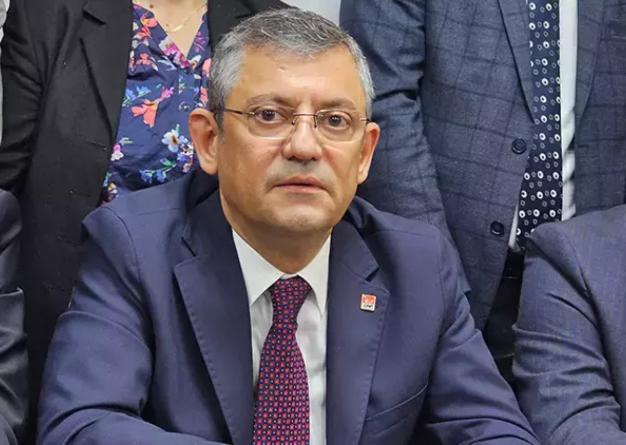 CHP'de kriz büyüyor: Özgür Özel'in yardımcısı Koza Yardımcı istifa ettiğini duyurdu...