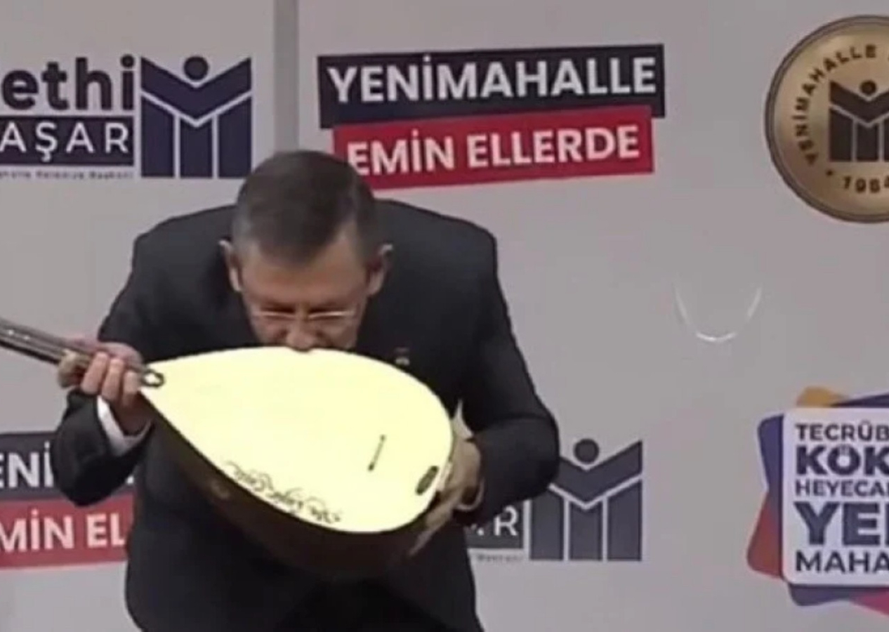 CHP'den Alevileri tasfiye eden Özgür Özel, Cemevi açılışında kendisine hediye edilen sazı öptü