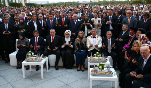 Genelkurmay Başkanı'nın eşi Kur'an okunurken başını örtünce fırsatı kaçırmadılar