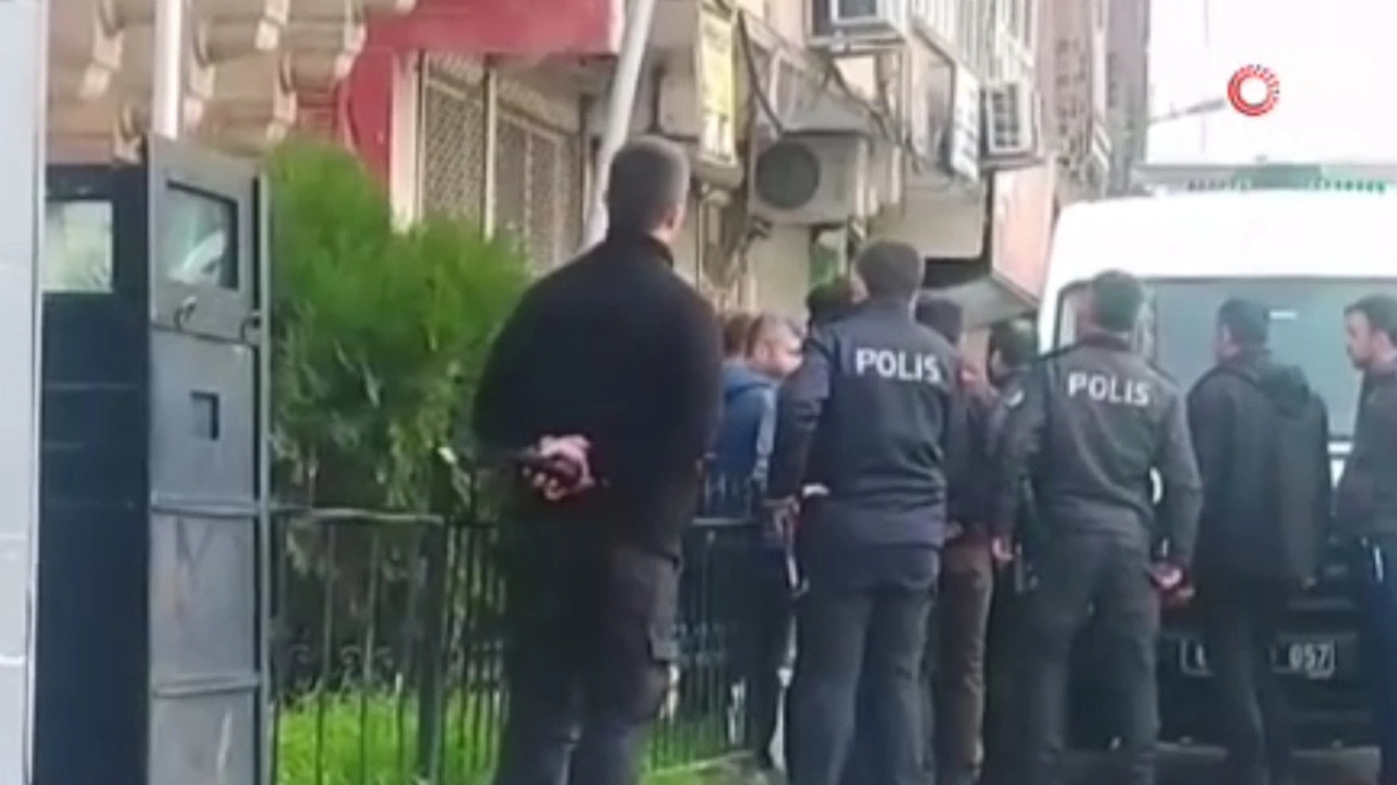 Polis karakolu önünde korku dolu anlar! Karısını öldürüp kendini vurdu!
