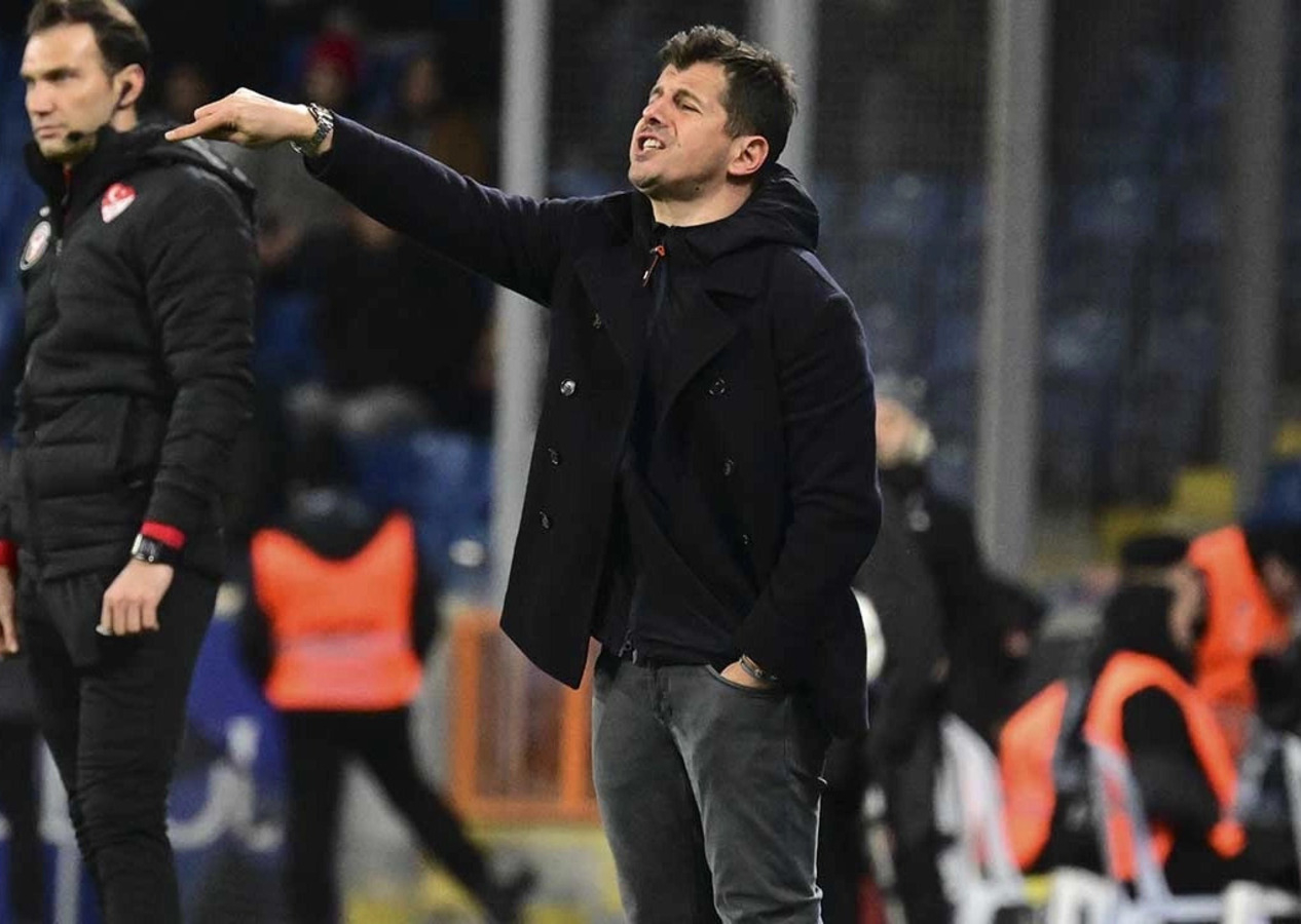 Emre Belözoğlu'ndan çok konuşulacak açıklama: Tarihin gelmiş geçmiş en iyi kadrosu!