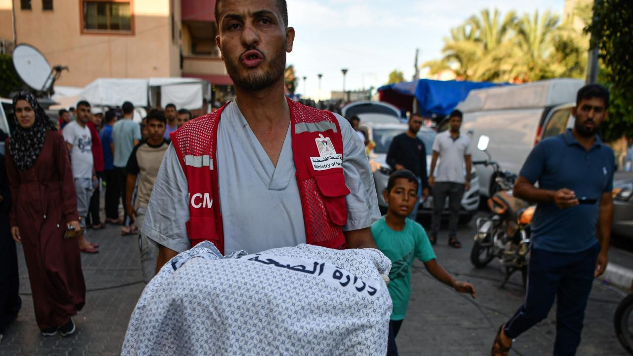 Gazze'de İsrail'in kuşatması altındaki Nasır Hastanesi'nden 14 hasta tahliye edildi