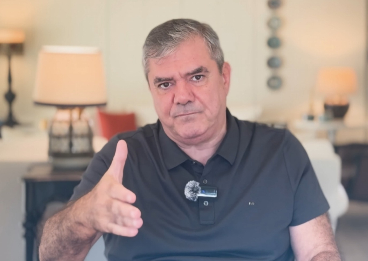 Yılmaz Özdil, Özgür Özel'in 'yapay zeka' açıklamasıyla dalga geçti: "Canlı yayınını 5 kişinin takip ettiği Ahmet Davutoğlu'na CHP listesinden 10 milletvekili vermeye normal zeka yetmezdi zaten"