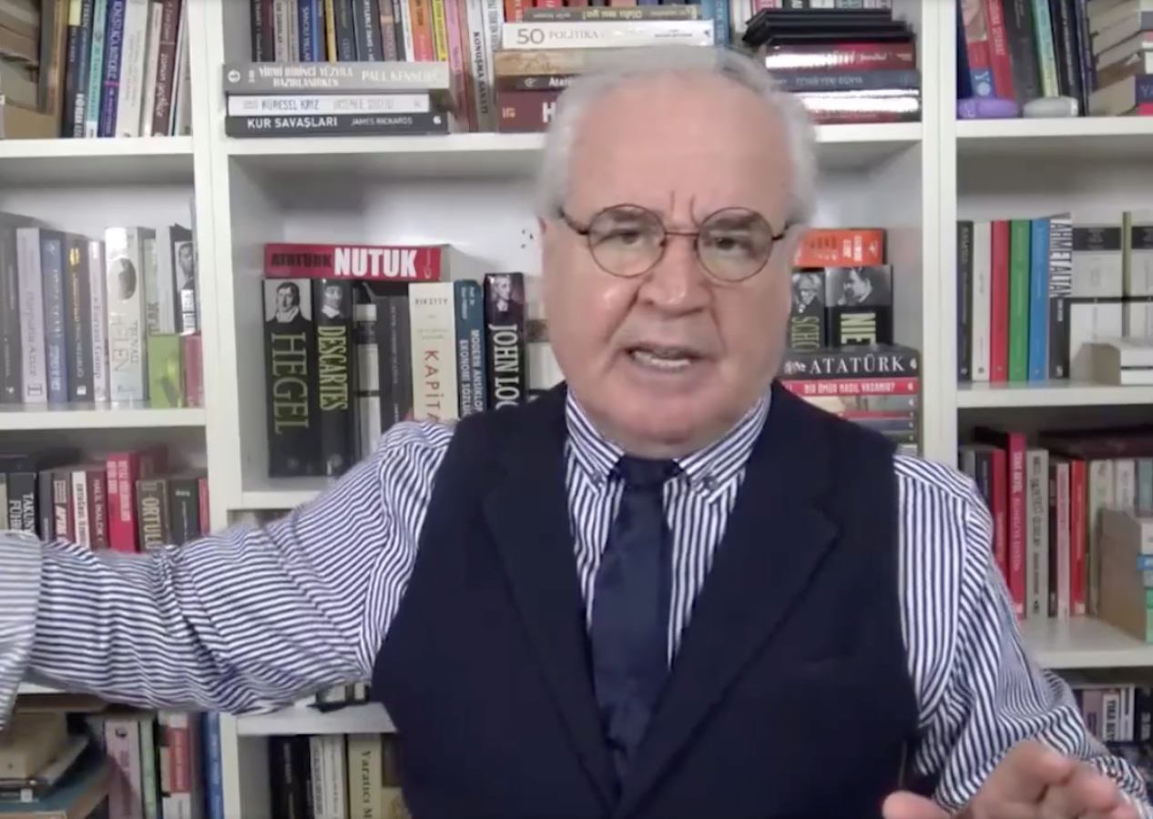CHP'li gazeteci Memduh Bayraktaroğlu'ndan akla ziyan haşema sözleri: Bikiniyle havuza girenlere *rospusunuz demek istiyorlar!