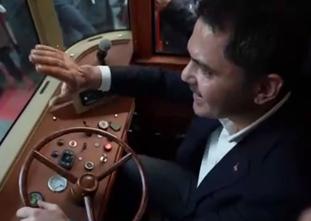 AK Parti İBB Başkan Adayı Kurum Bahçelievler'de esnaf ziyareti sırasında tramvay sürdü