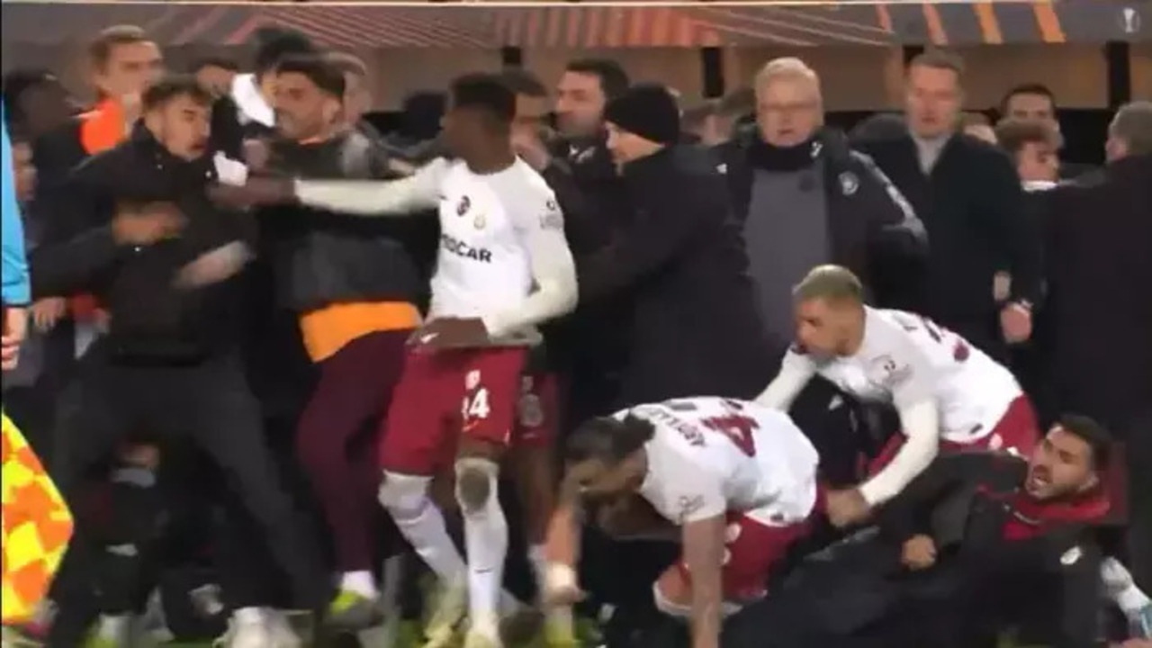 Prag'da son düdük geldi, futbolcular birbirlerine girdi!