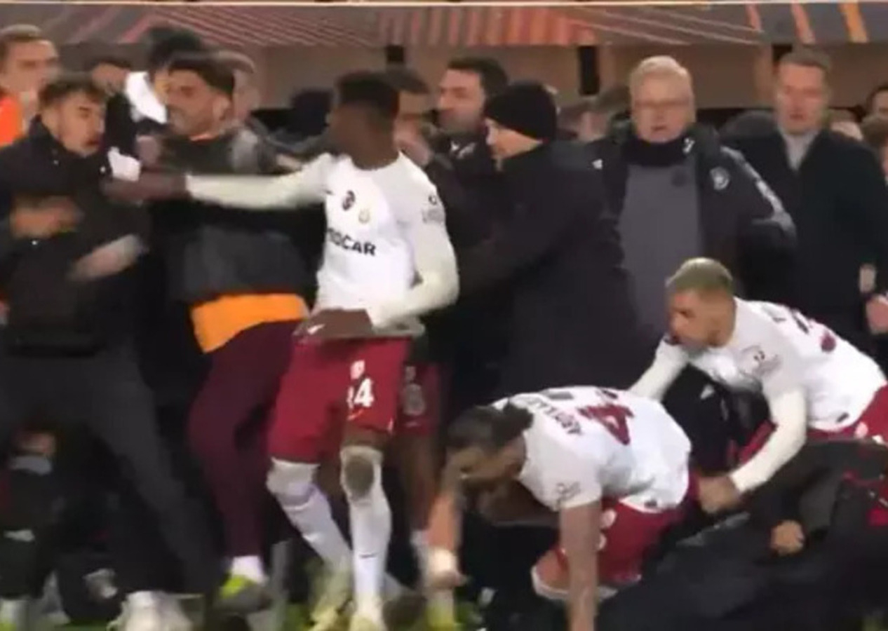Prag'da son düdük geldi, futbolcular birbirlerine girdi!