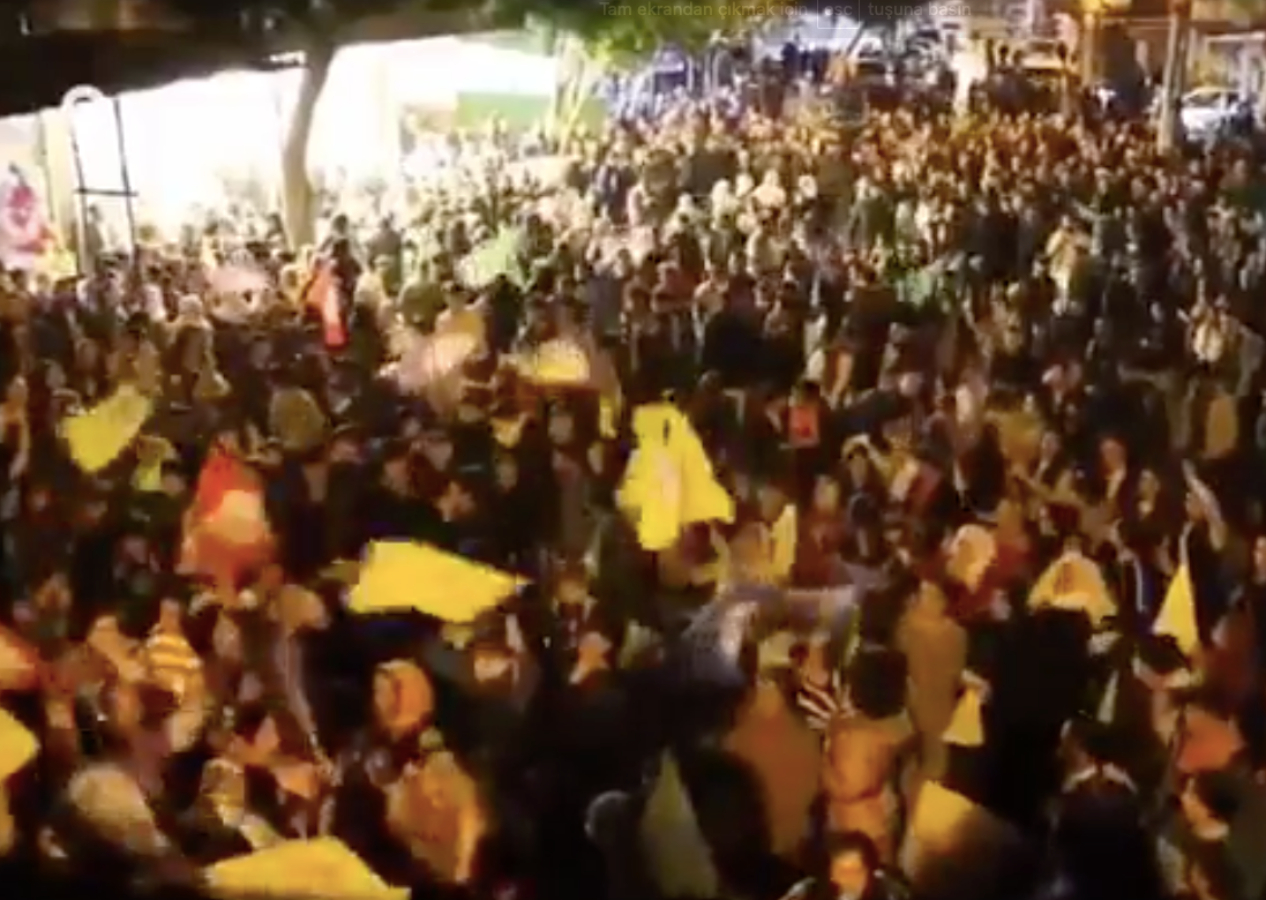 CHP, Mersin'de DEM'leniyor... Sevinçten paçavralar sallayarak Öcalan sloganları attılar!