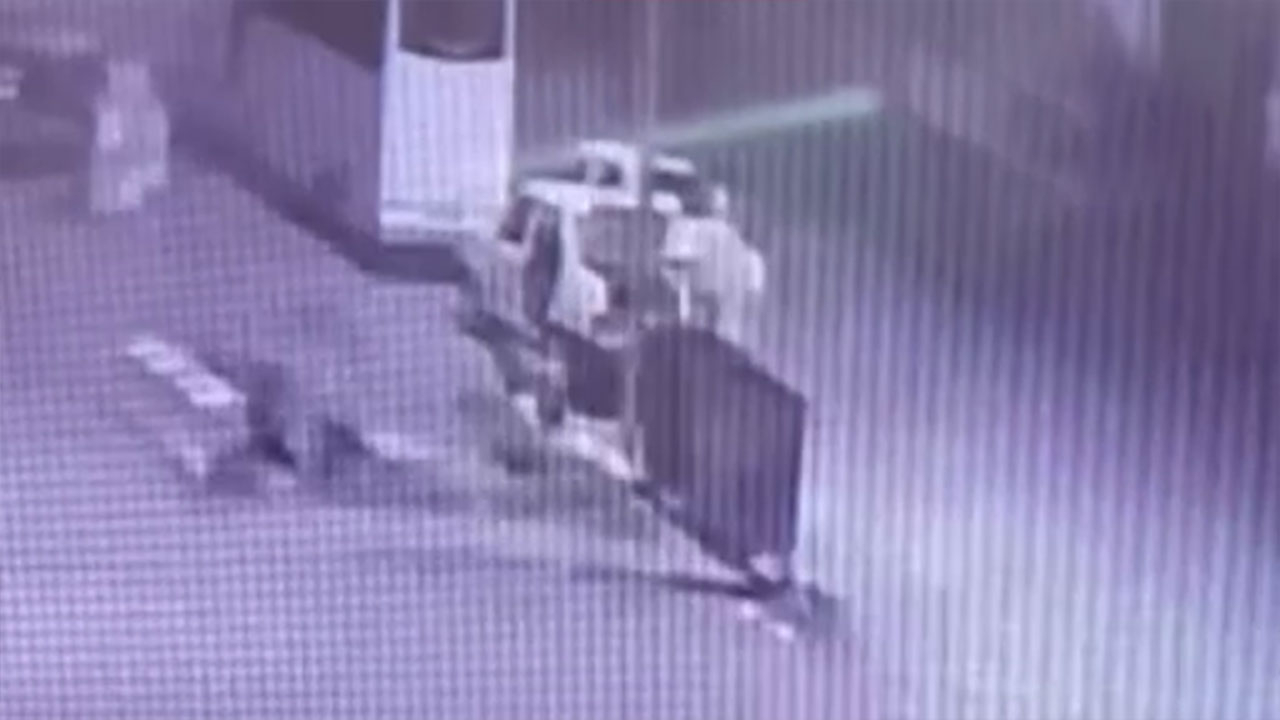 57 saniyede arabayı soyan hırsızlar kameraya yakalandı
