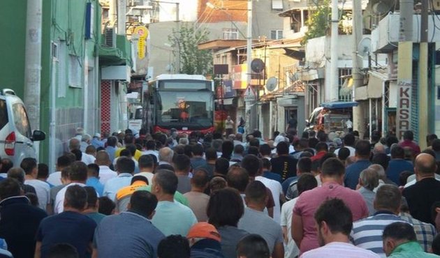 Cemaat sokaklara taştı, halk otobüsü kontak kapattı!