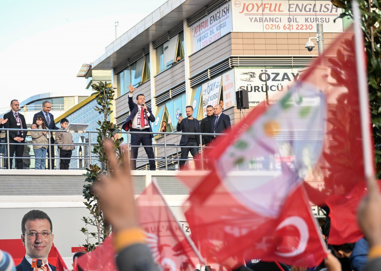 Siyasi pazarlık gün yüzüne çıktı: Ekrem İmamoğlu'nun mitinginde DEM Parti bayrakları dalgalandı