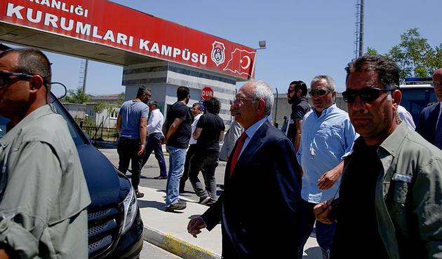 Kılıçdaroğlu Maltepe Cezaevi'ndeki Enis Berberoğlu'nu ziyaret etti!