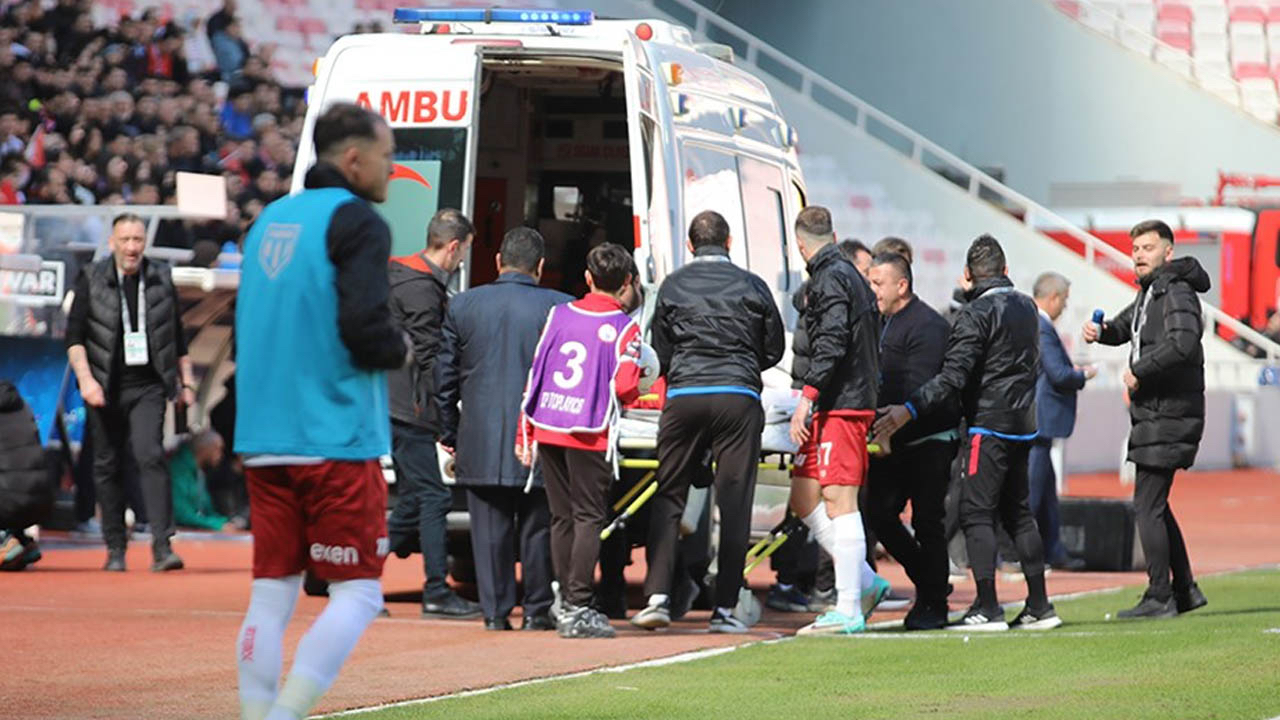 Sivasspor'da şok sakatlık! Maç başında ambulansla hastaneye kaldırıldı