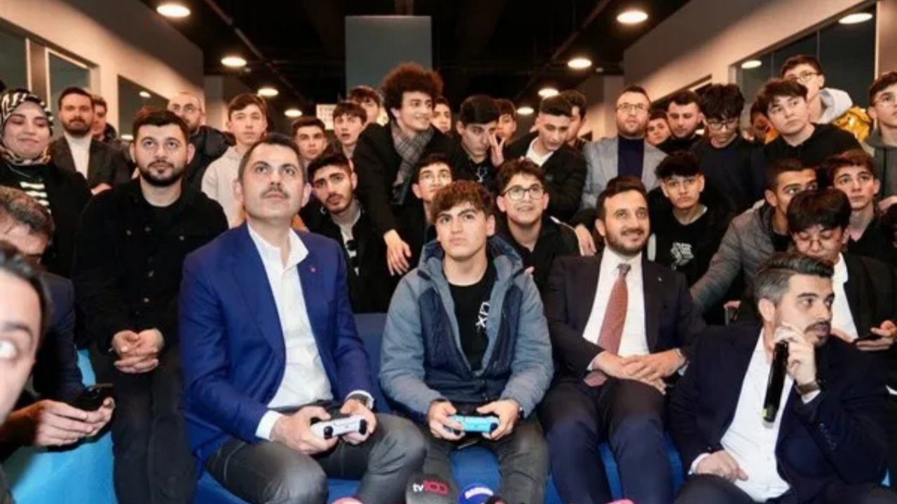 Murat Kurum gençlerle PlayStation oynadı... "Yapıyoruz bu sporu"