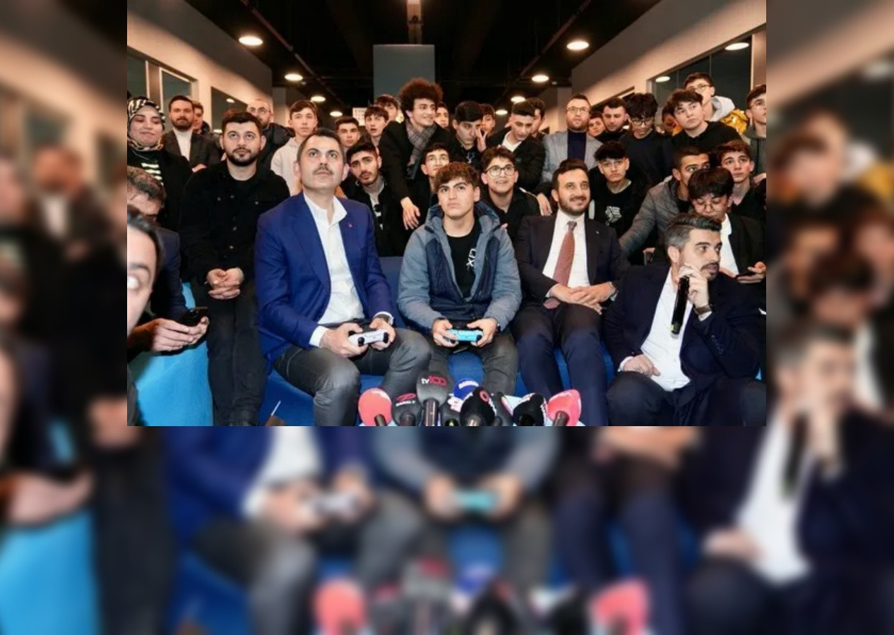 Murat Kurum gençlerle PlayStation oynadı... "Yapıyoruz bu sporu"