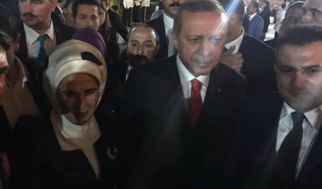 Cumhurbaşkanı ile aynı fotoğraf karesine girebilmek için küçüldükçe küçülenler var!