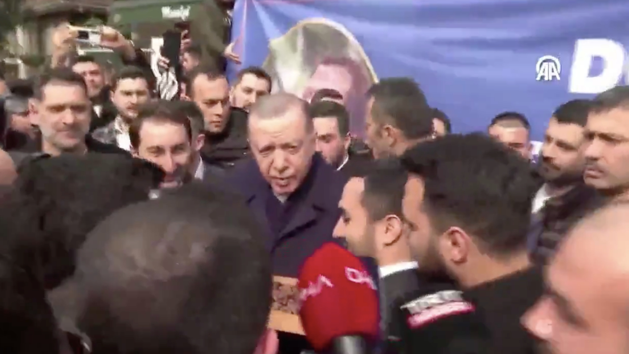 Cumhurbaşkanı Erdoğan'a evinin önündeki pastanede doğum günü sürprizi