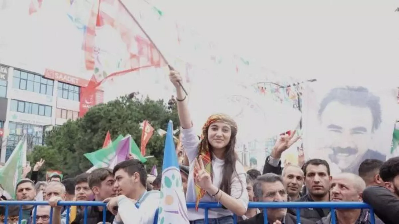 Esenyurt'ta skandal miting! Teröristbaşı Abdullah Öcalan'ın posterini açtılar
