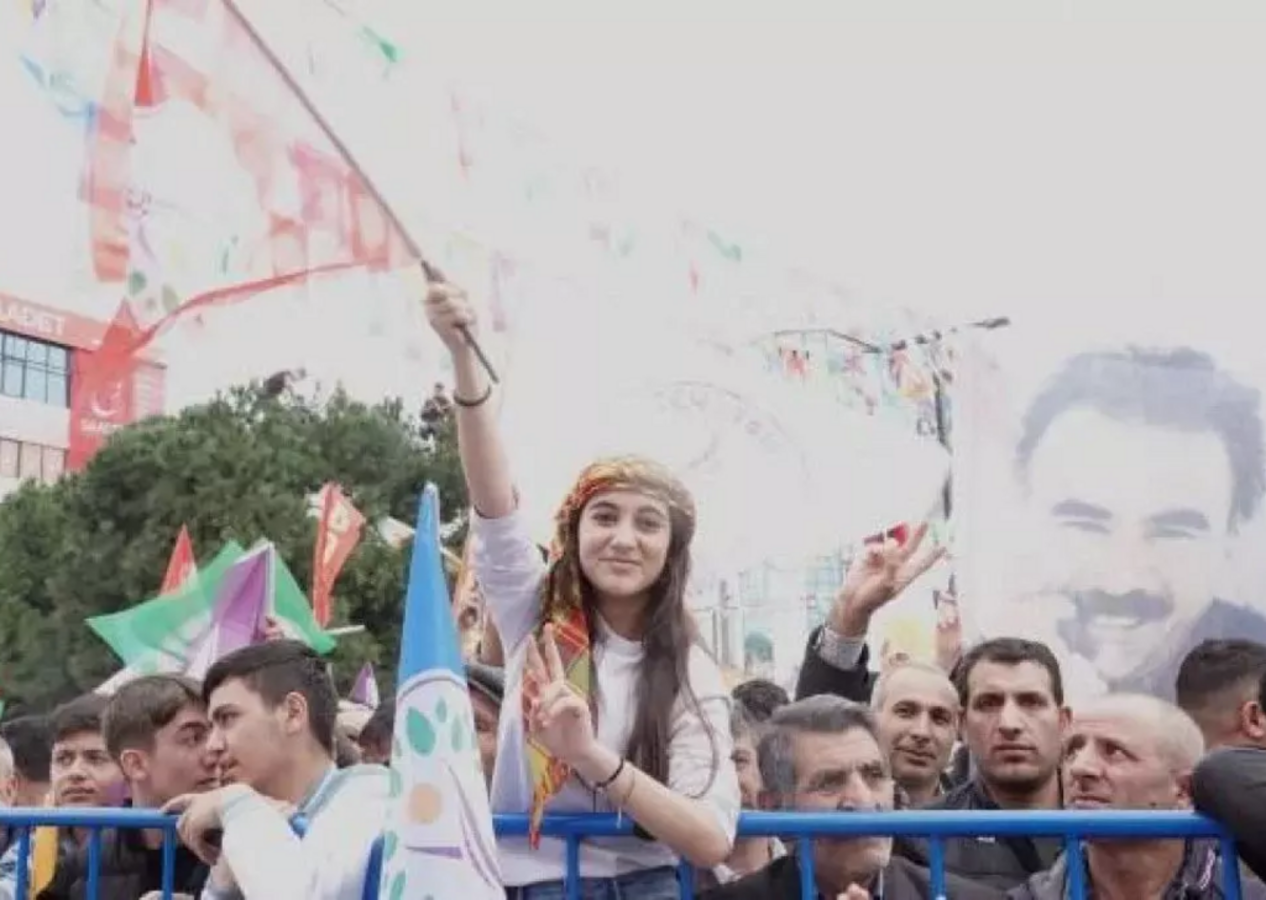 Esenyurt'ta skandal miting! Teröristbaşı Abdullah Öcalan'ın posterini açtılar