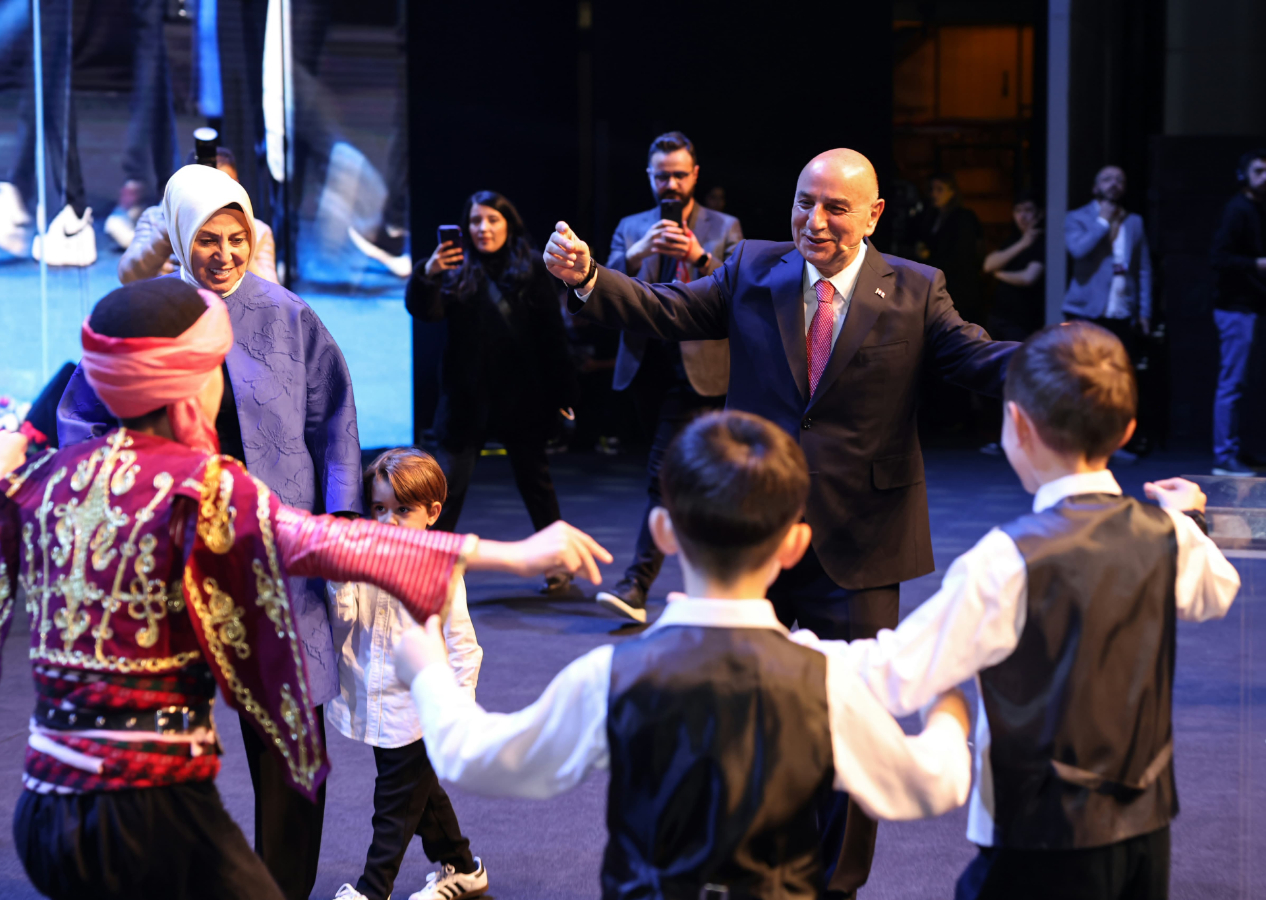 Ankara'da renkli görüntüler: Cumhur İttifakı ABB Başkan Adayı Turgut Altınok önce vaatlerini açıkladı sonra gençlerle Ankara havası oynadı