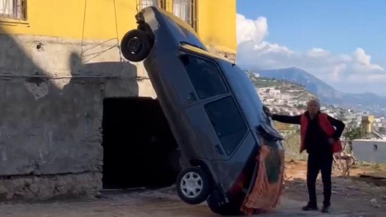 Ceza verdiği otomobilini iki katlı evinin duvarına astı