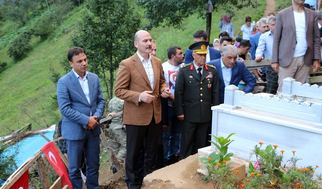 Bakan Soylu’dan Eren Bülbül’ün mezarına ziyaret...