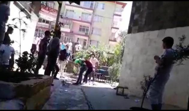 Diyarbakır'da travestiye sokak ortasında dayak!
