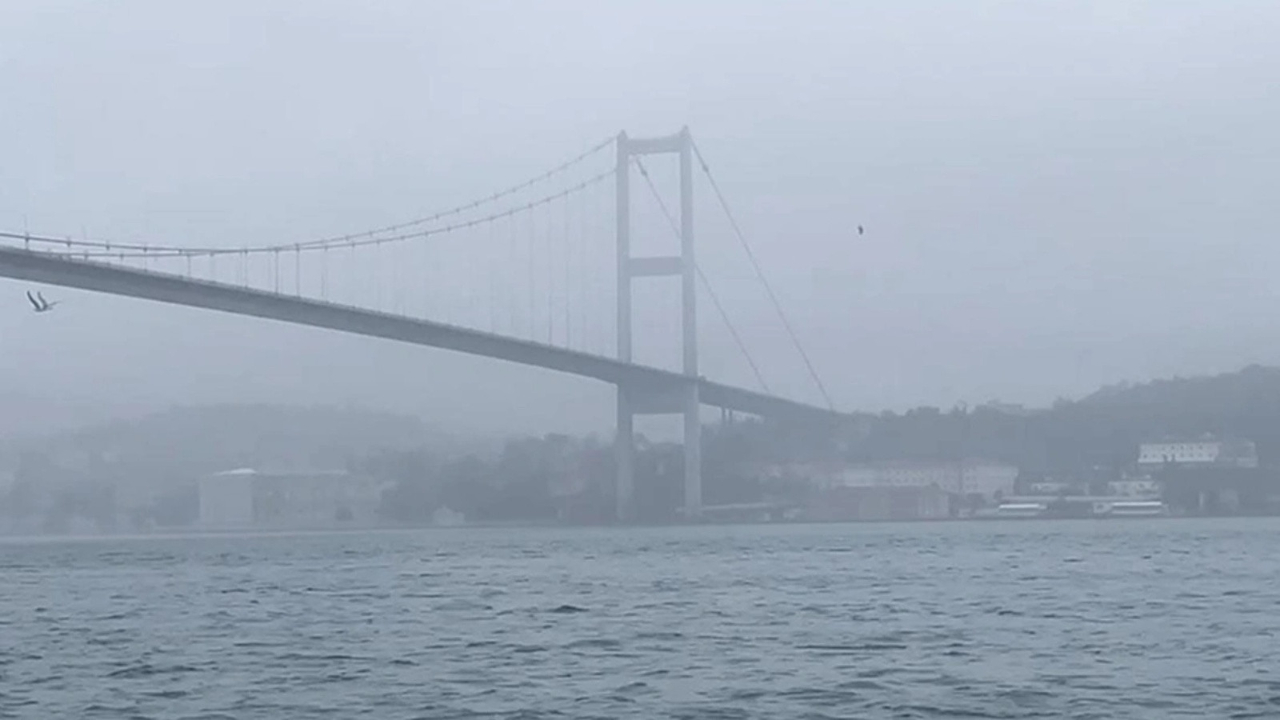 İstanbul'da yoğun sis! Gemi trafiği çift yönlü askıya alındı...