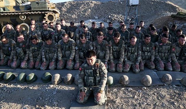 2 bin 900 metre rakımlı tepede bayram namazı!