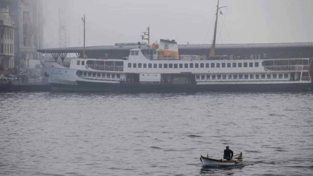 İstanbul'da yoğun sis: Göz gözü görmedi! Vapur seferleri iptal edildi