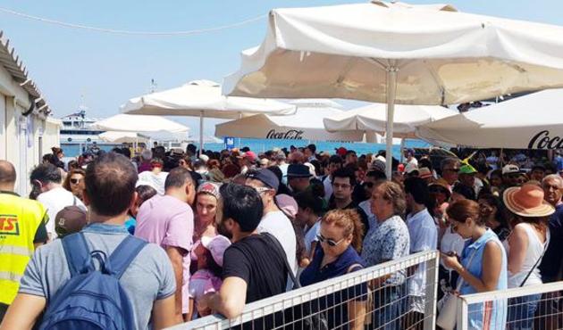 Türk turistler saatlerce bekledi! Tatilleri zehir oldu...