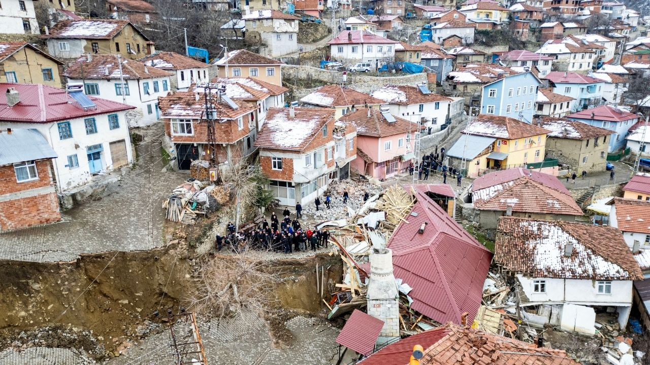 Tokat Niksar'da heyelan felaketi: Köy ikiye ayrıldı! Bakan Yerlikaya'dan açıklama!
