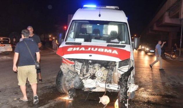 Ambulans, otomobillerle çarpıştı: Çok sayıda yaralı var!