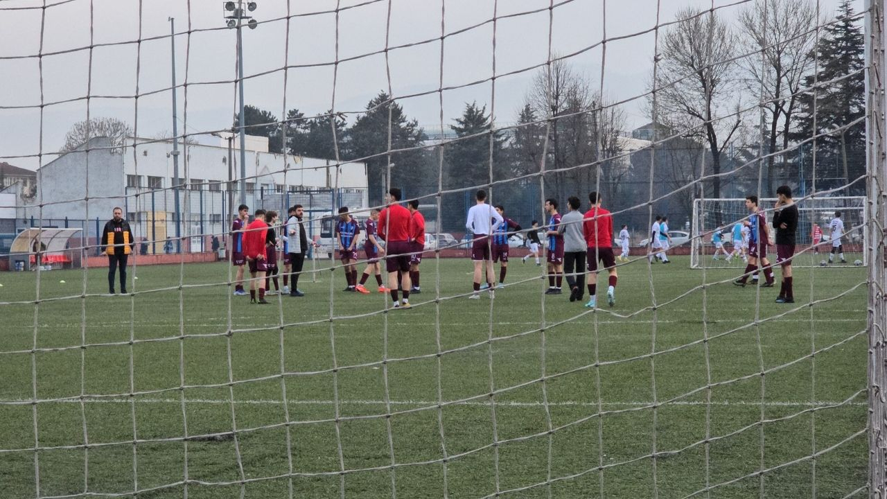 Amatör futbolcular antrenman yaparken saha aydınlatmaları alev aldı