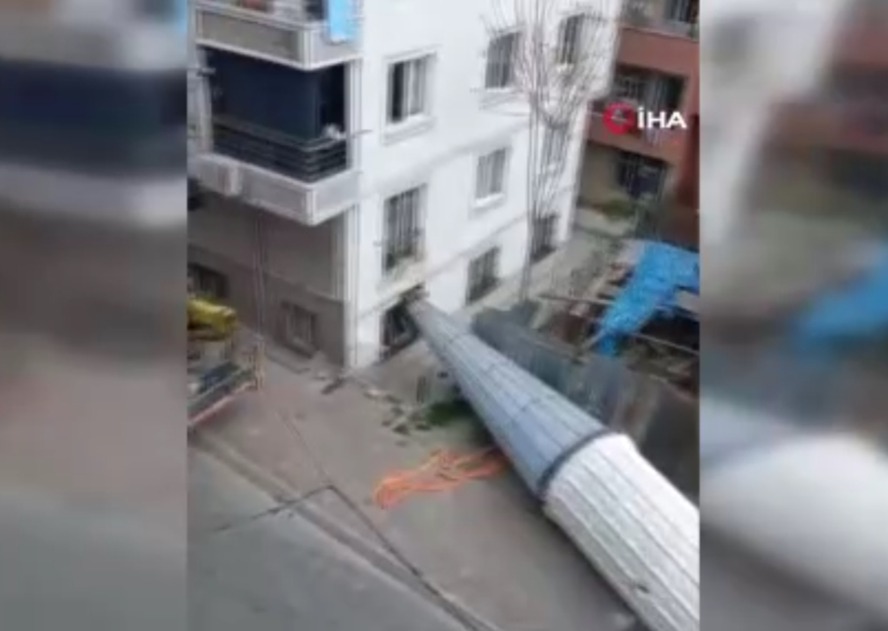 Esenyurt'ta güçlendirme çalışması yapılan minare binaya çarparak devrildi!