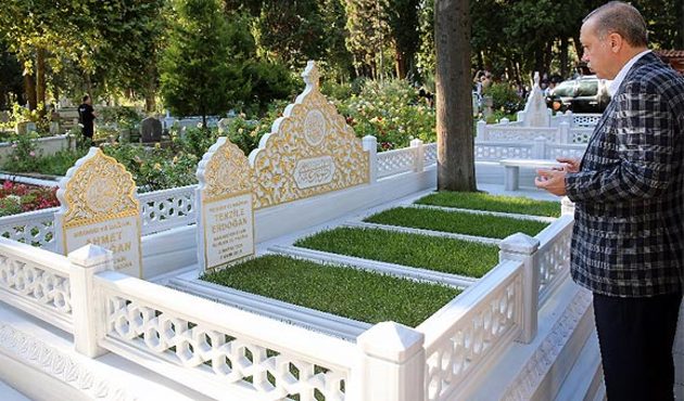 Cumhurbaşkanı Erdoğan anne ve babasının mezarını ziyaret etti