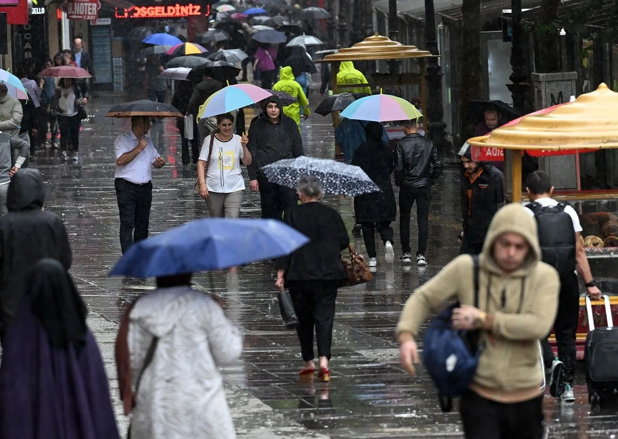 Sıcaklıklar düşüyor... Meteoroloji'den haftanın son gününde sağanak yağış uyarısı!