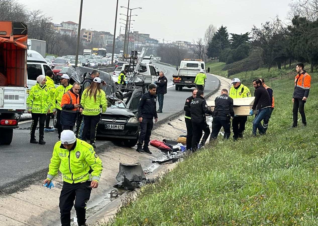 Avcılar’da feci kaza! 3 araç birbirine girdi: 2 ölü, 4 yaralı