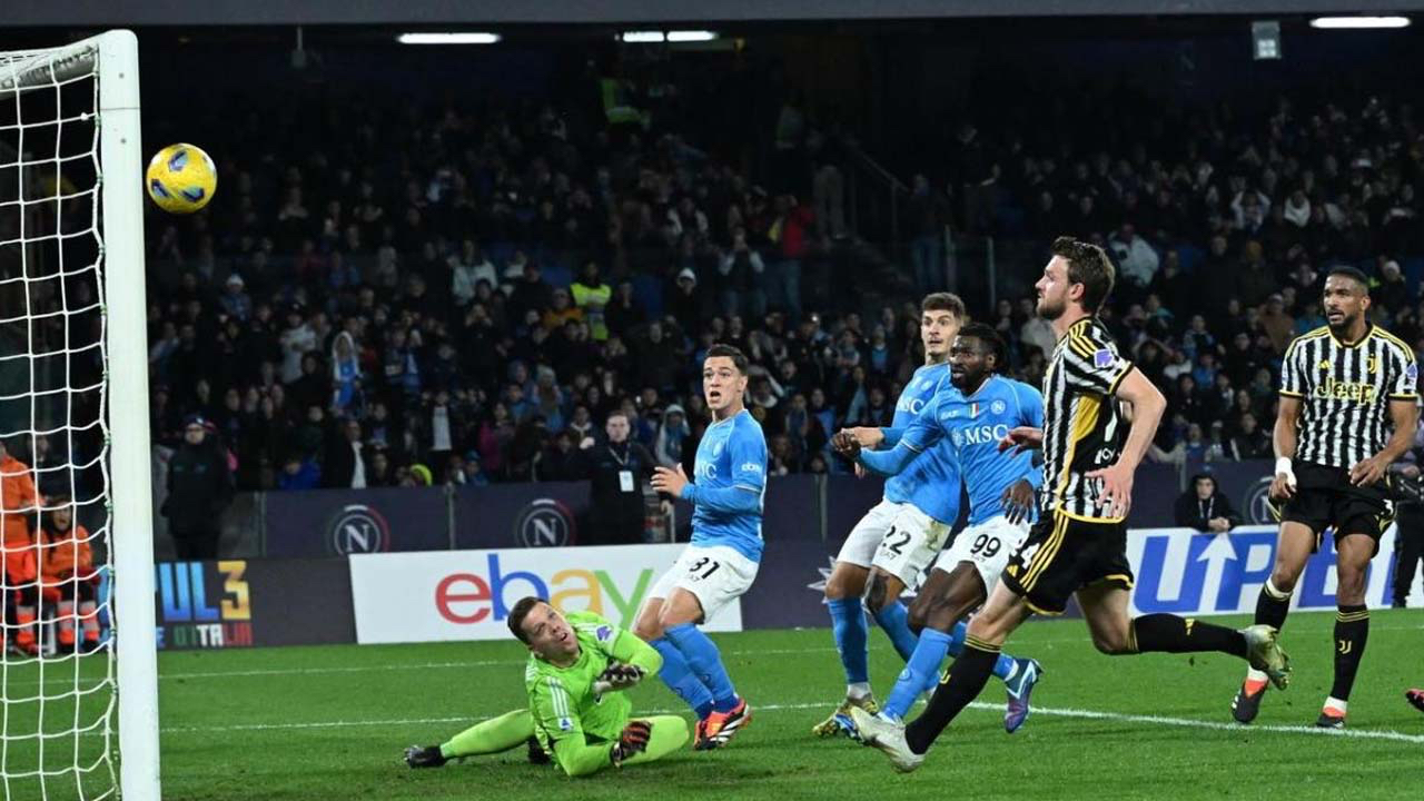 Juventus'a Napoli darbesi! Maç eksiği olan Inter'in 12 puan gerisine düştü