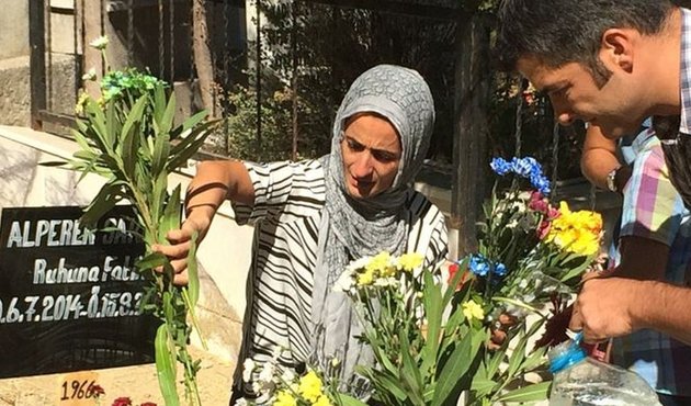 Okul servisinde hayatını kaybeden minik Alperen'in mezarı başına bırakmışlar...