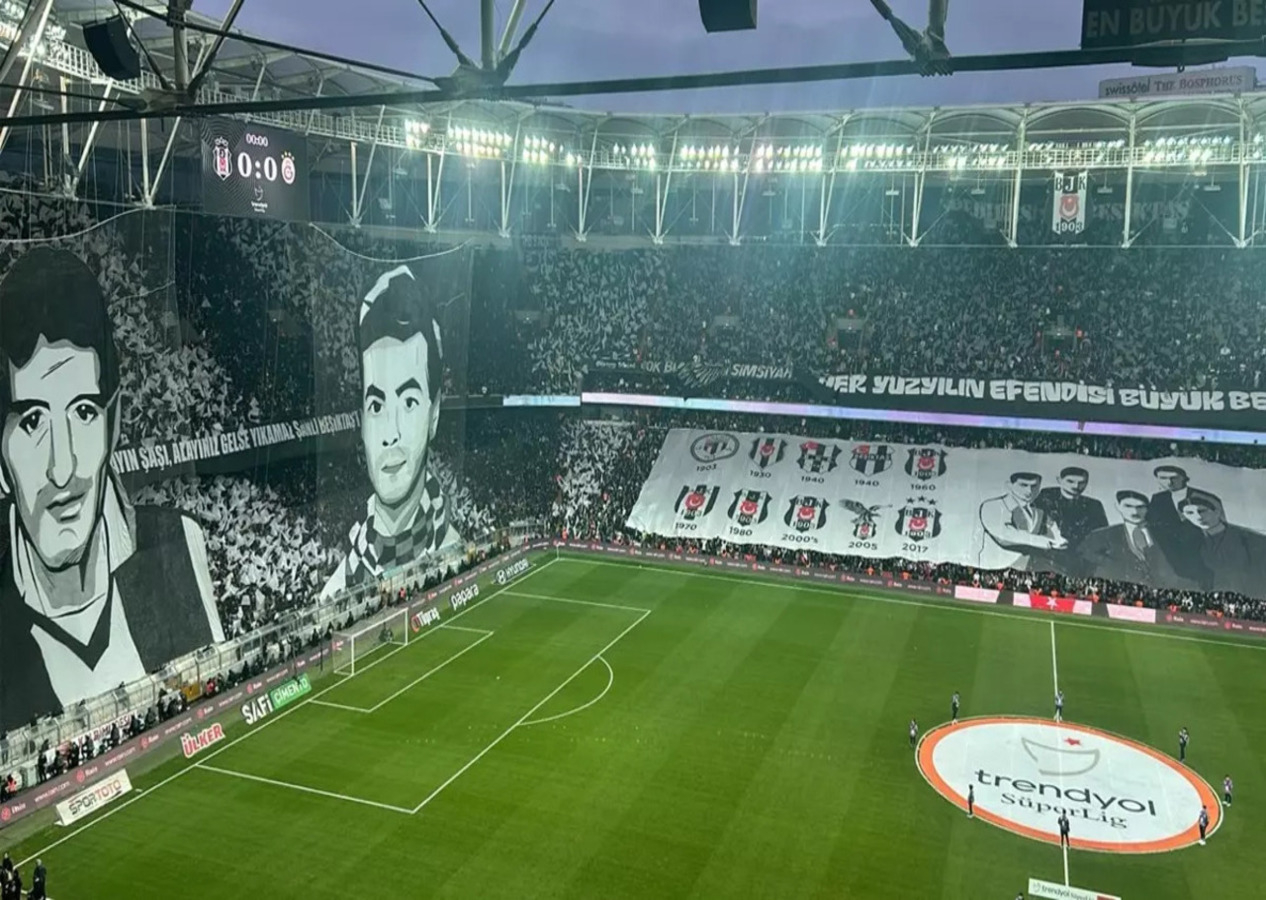 Beşiktaş taraftarından 121. yıla çok özel koreografi!