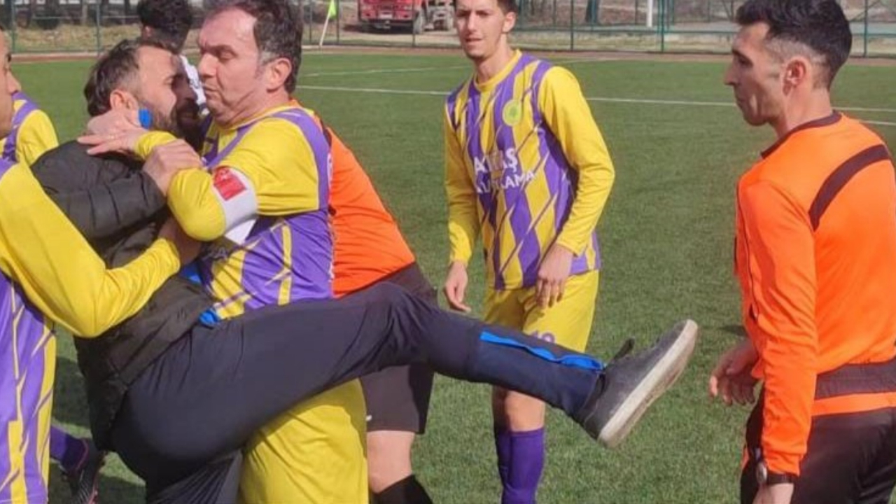 Kırmızı kart gören yedek futbolcu hakeme tekme attı
