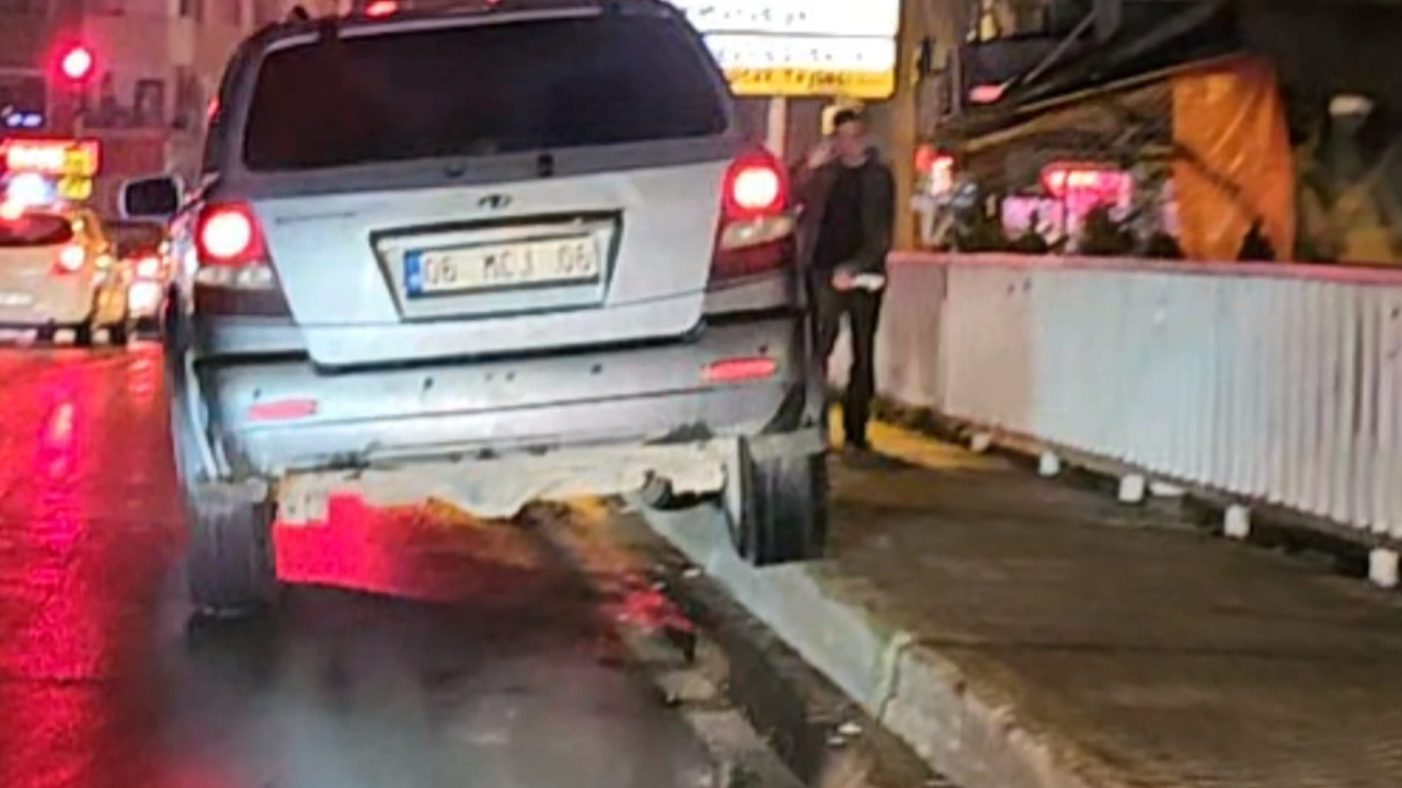 Alkollü sürücünün trafiği tehlikeye soktuğu anlar kamerada