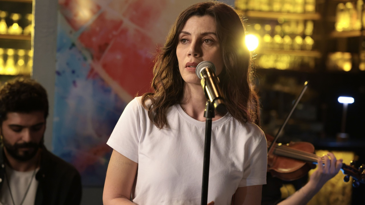 Ömer dizisinde Gökçe Bahadır rüzgarı! ''Vazgeç Gönül'' performansıyla alkış topladı