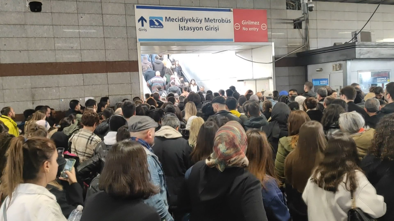 Metrobüs durağında yürüyen merdiven faciası: 3 yaralı