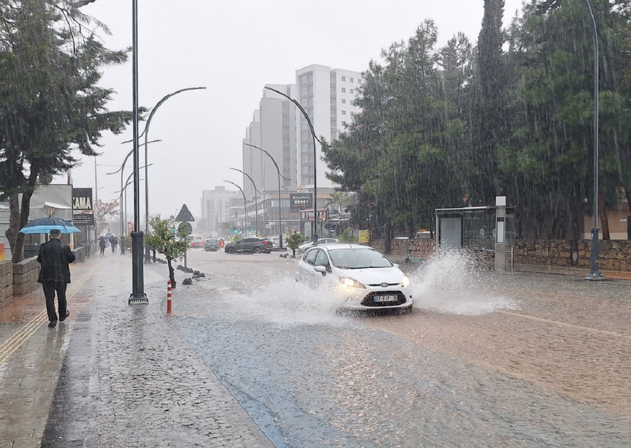 Antalya'da sağanak yağış etkili oldu! Vatandaşlar zor anlar yaşadı!