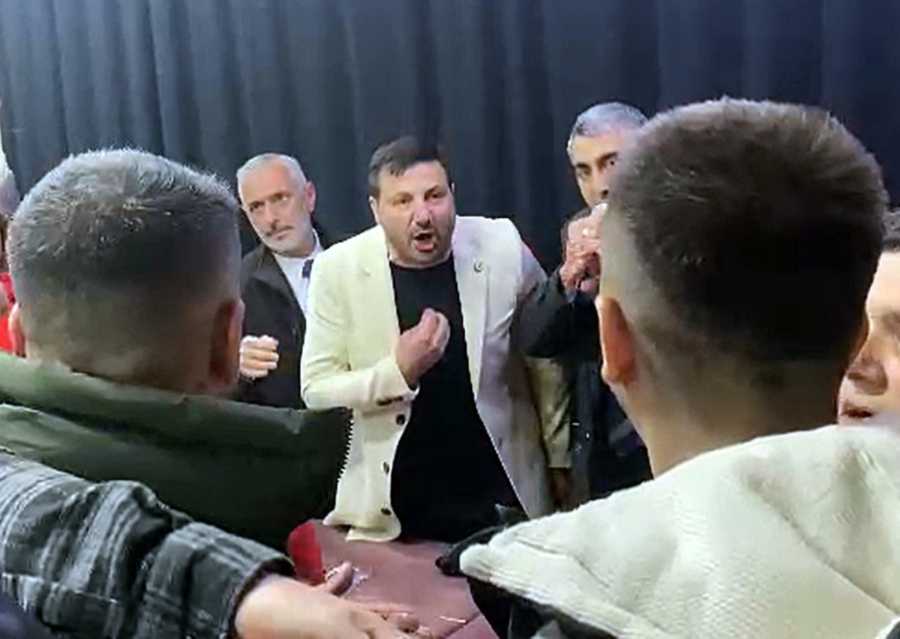 YRP’nin adayı Davut Güloğlu vatandaşın üzerine yürüdü, mikrofon fırlattı!