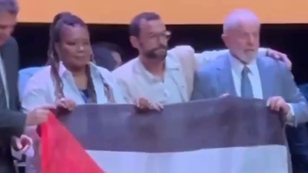 Brezilya Devlet Başkanı Lula da Silva, katıldığı bir etkinlikte Filistin bayrağı açtı