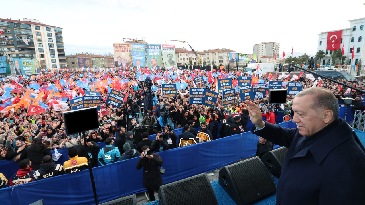 Cumhurbaşkanı Erdoğan kendisine yazılan pankartları tek tek okudu!