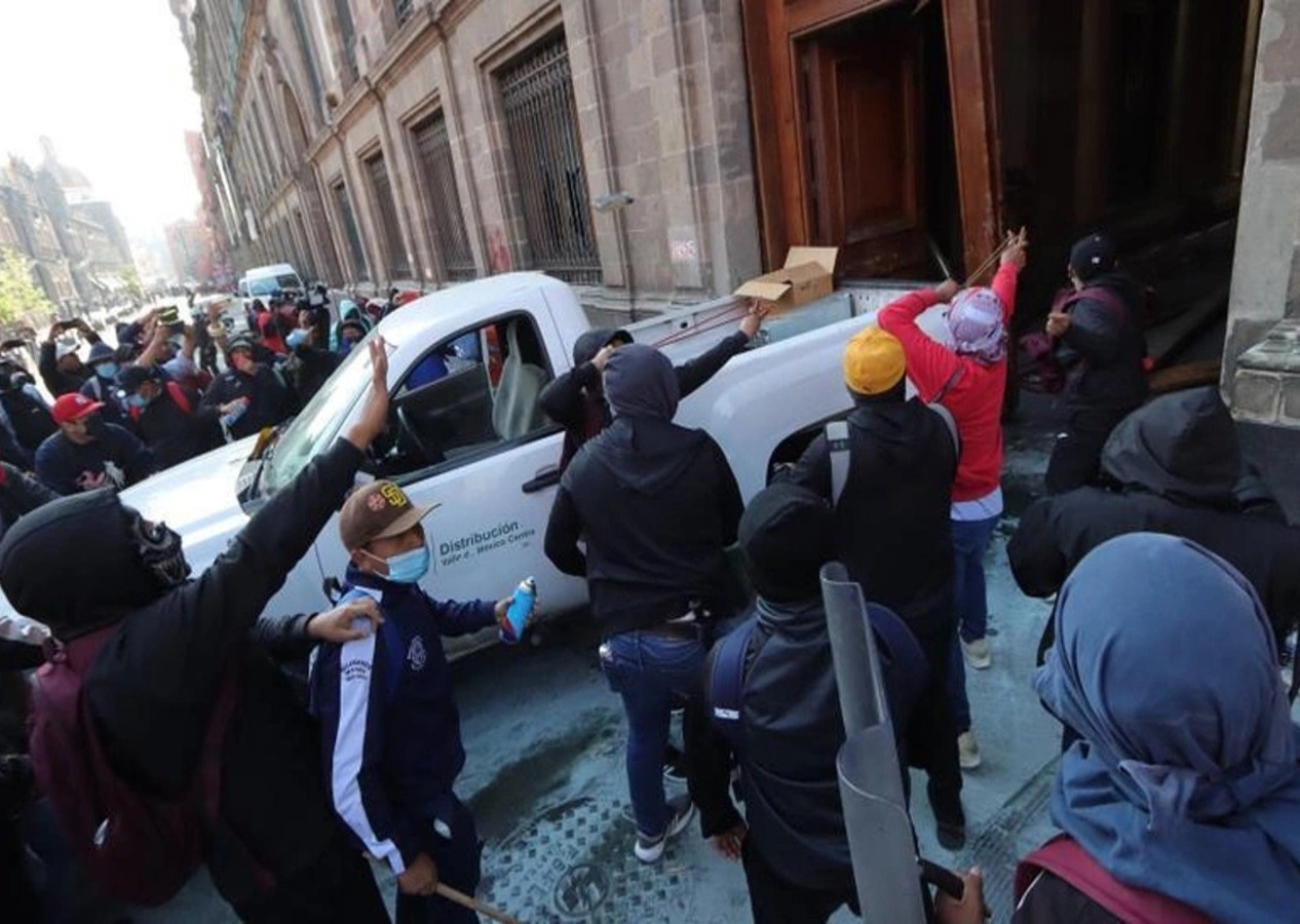 Meksika'da protestocular kamyonla Başkanlık Sarayı’nı bastı!